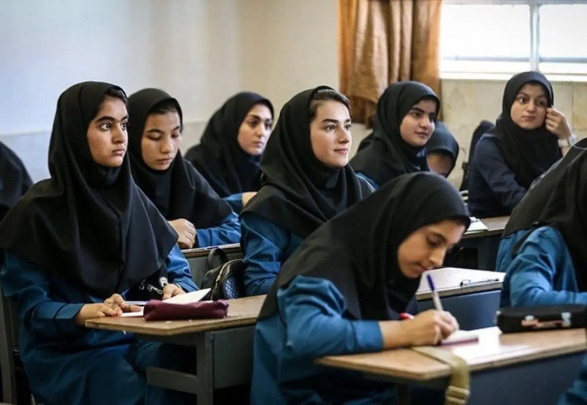 تجارت پنهان زیر لباس فرم مدرسه