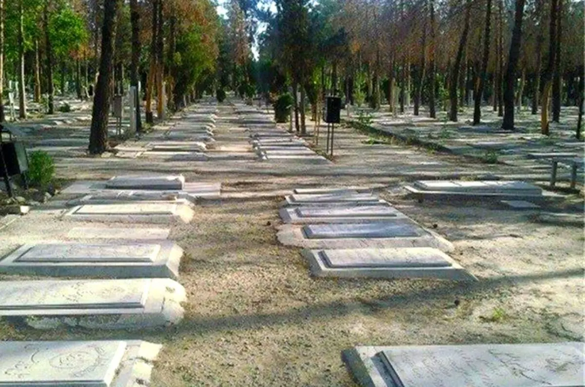 (ویدئو) سرقت عجیب قاب‌های آلومینیومی از یک آرامستان