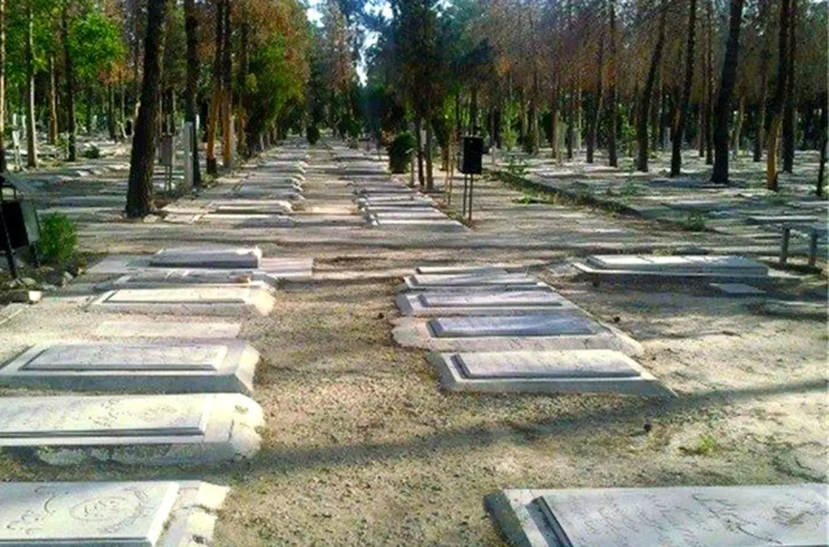 (ویدئو) سرقت عجیب قاب‌های آلومینیومی از یک آرامستان