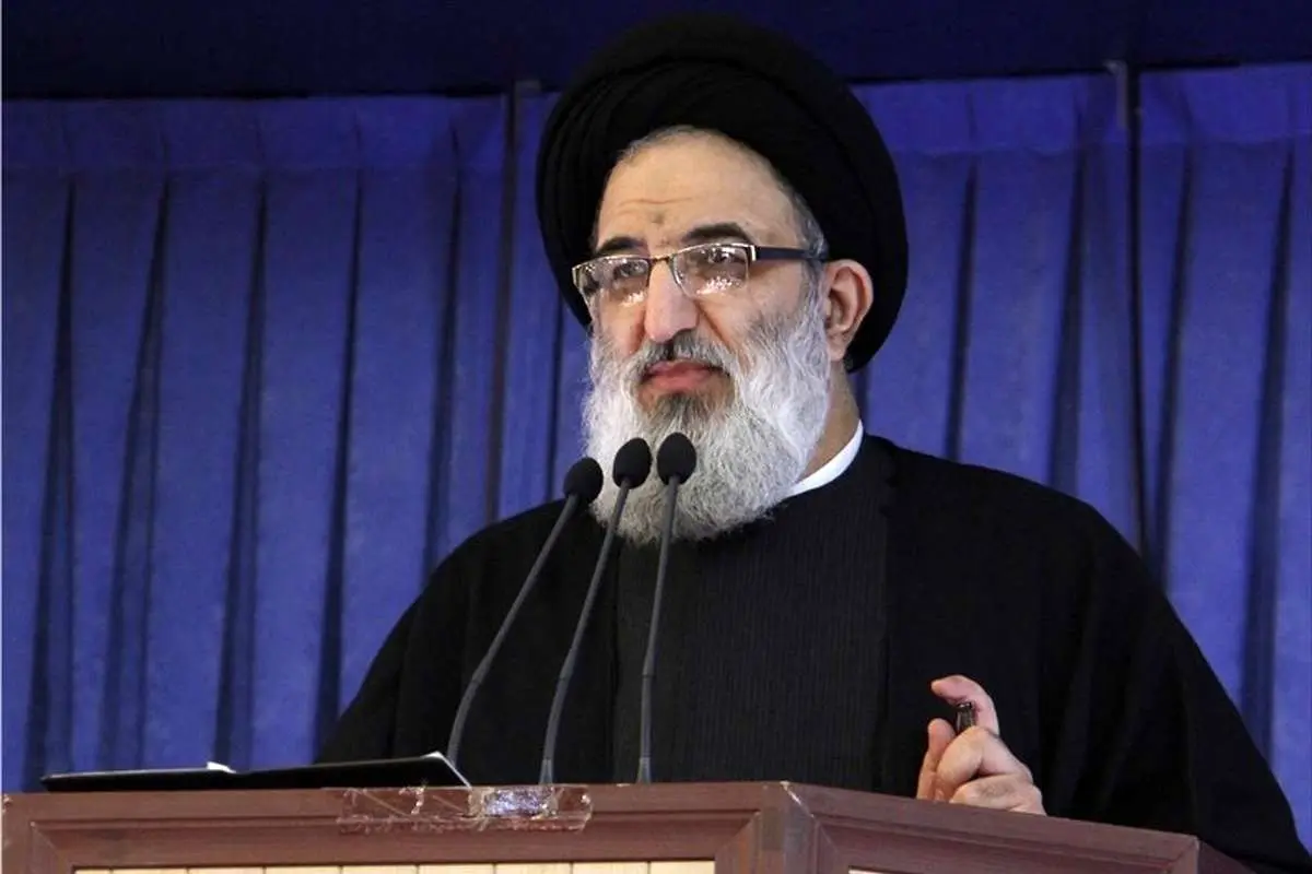 امام جمعه کرج: به صورت افرادی که با انقلاب همراه نیستند چنگ بیاندازید
