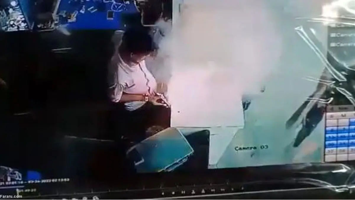 (ویدئو) انفجار باتری موبایل و فرار مشتری!