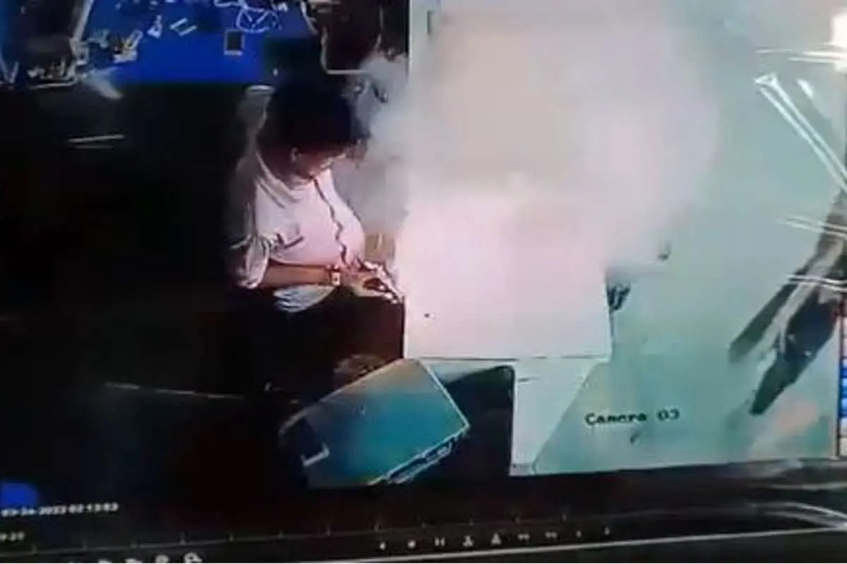 (ویدئو) انفجار باتری موبایل و فرار مشتری!