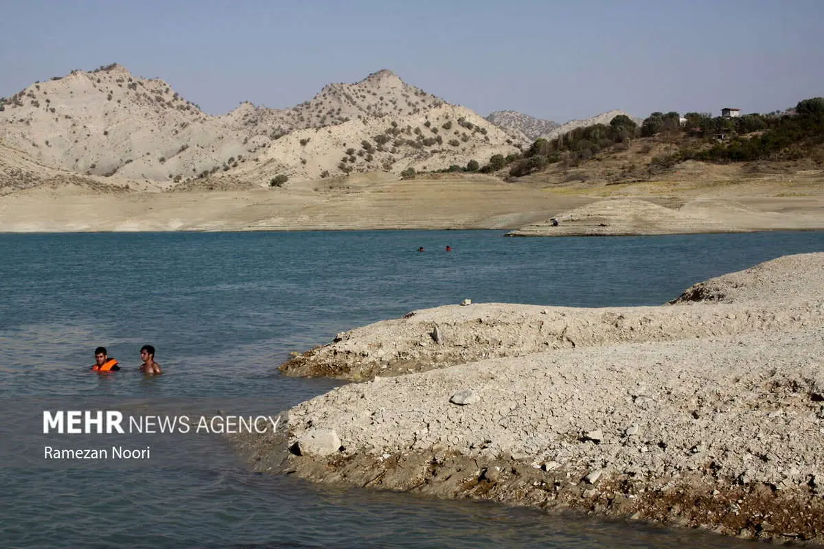 (تصاویر) خشک شدن قسمتهایی از سد ایلام