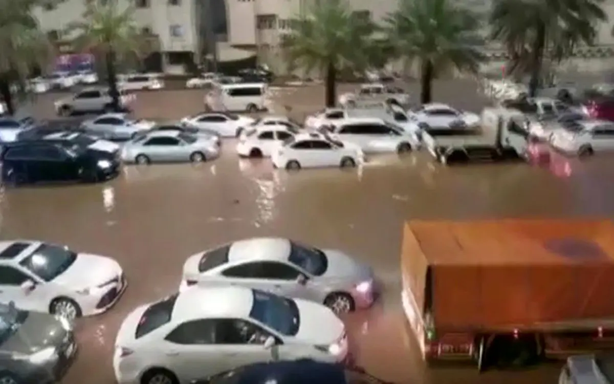 (ویدئو) بارش شدید باران و جاری شدن سیل در مدینه منوره
