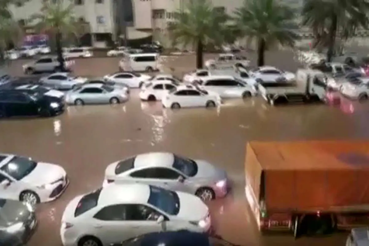 (ویدئو) بارش شدید باران و جاری شدن سیل در مدینه منوره