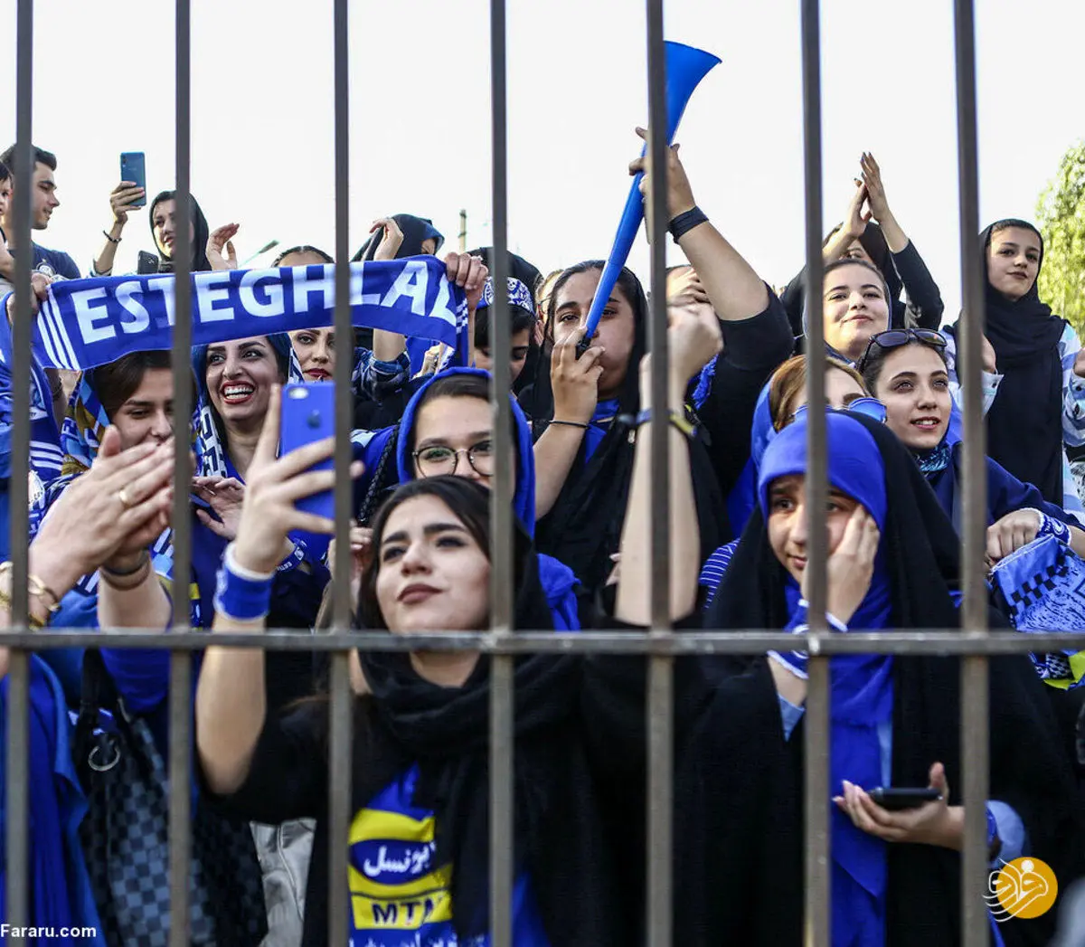 (ویدئو) اولین تصاویر از بانوان استقلالی پشت درب بسته شرقی ورزشگاه