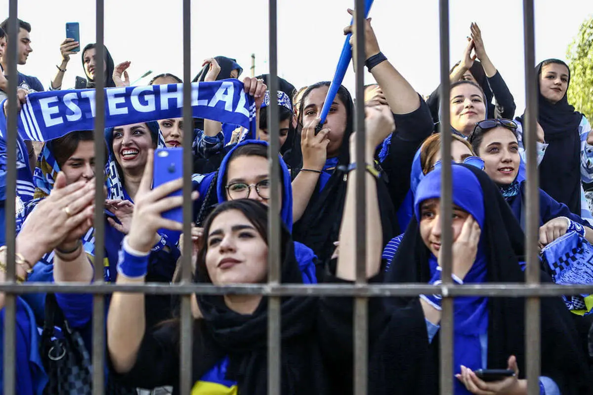 (ویدئو) اولین تصاویر از بانوان استقلالی پشت درب بسته شرقی ورزشگاه