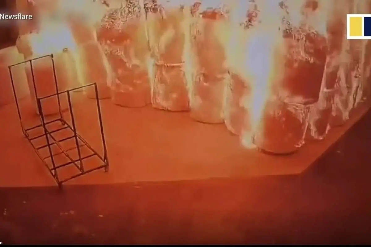 (ویدئو) جهنمی که کارگر در کارخانه فوم به پا کرد