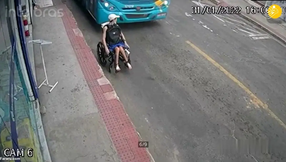 (ویدئو) تصادف اتوبوس با زن ویلچرنشین