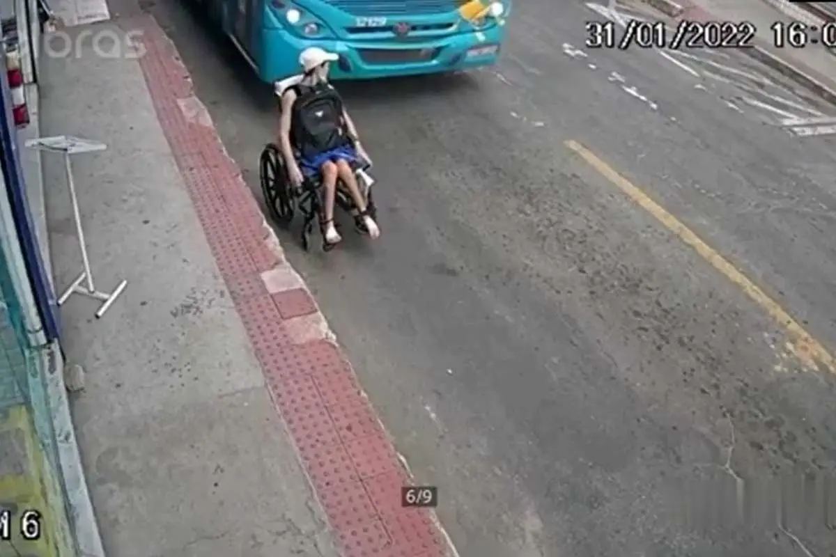 (ویدئو) تصادف اتوبوس با زن ویلچرنشین