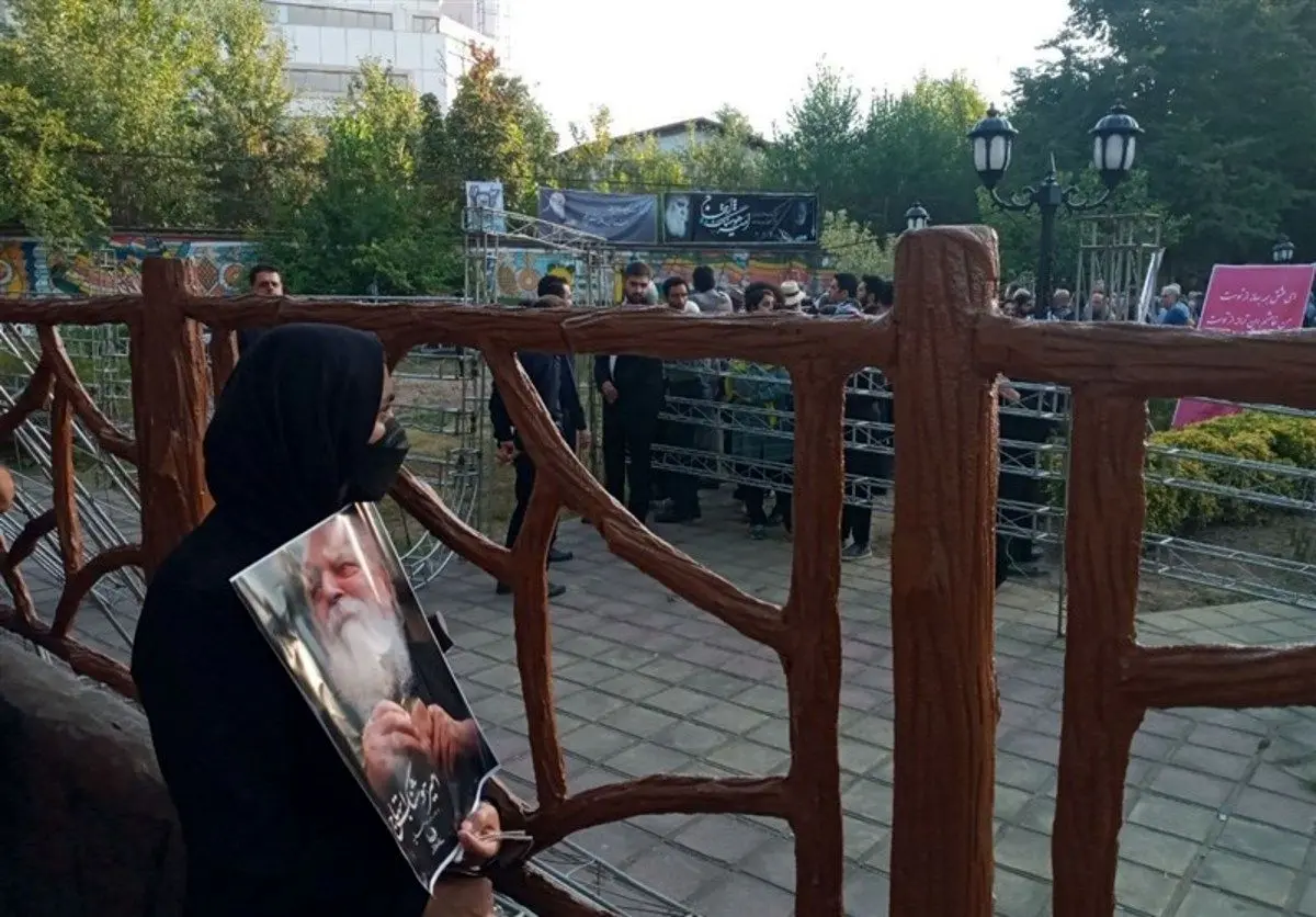 (عکس) گریه یلدا ابتهاج بر مزار پدرش