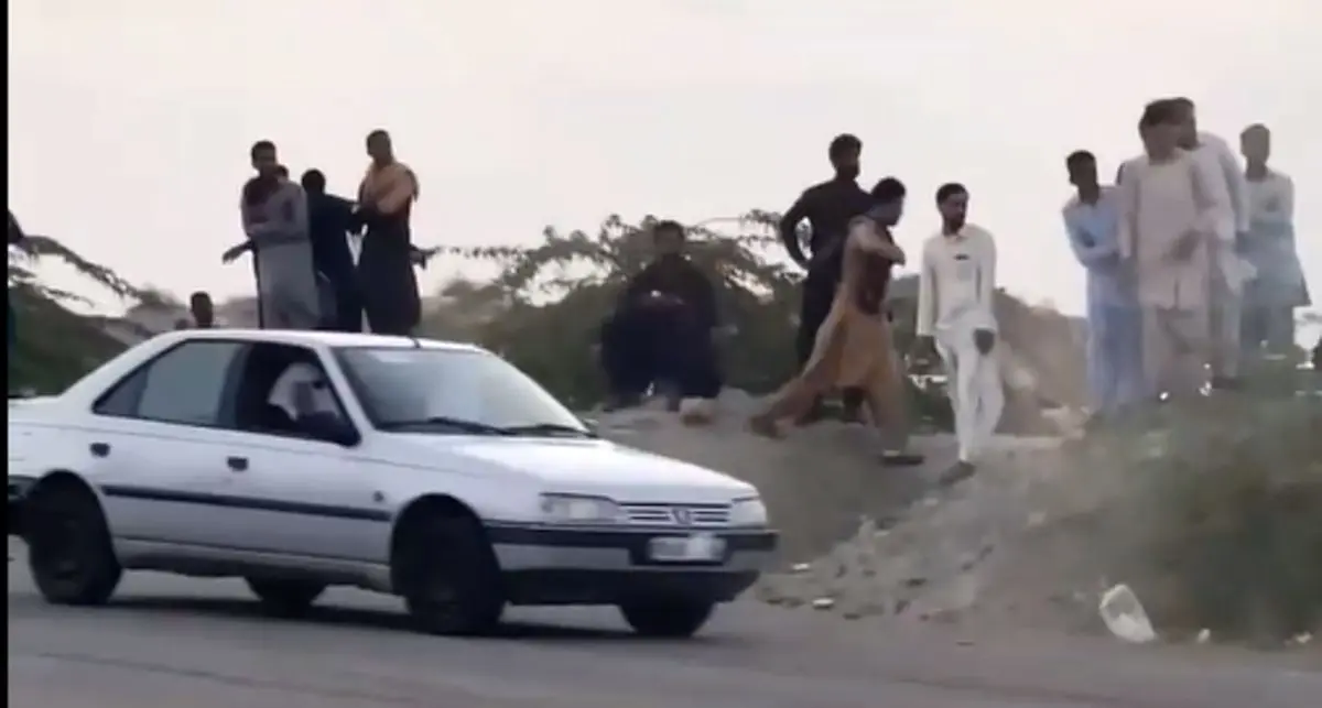 (ویدئو) تصادف هولناک در پیست چابهار؛ برخورد ماشین با تماشاچی!