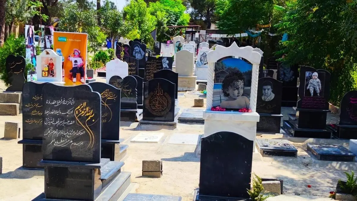 تصویری غم‌انگیز از باب اسفنجی در بهشت زهرا خبرساز شد