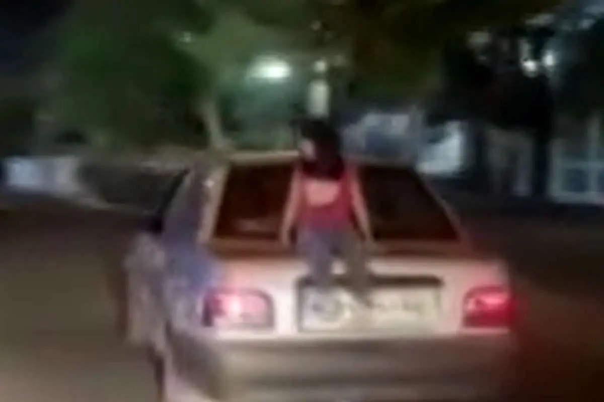 (ویدئو) بیمبالاتی راننده پراید؛ نشاندن دختر روی صندوق عقب هنگام حرکت