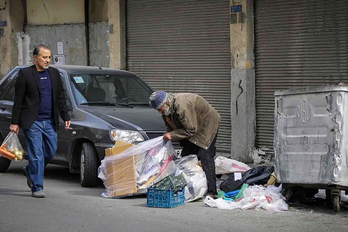 تا کمر در زباله