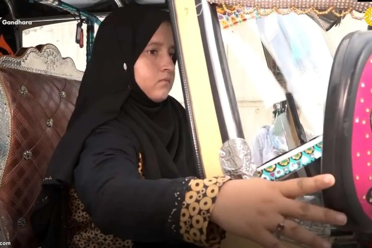 (ویدئو) تابوشکنی دختر جوان؛ راندن ریکشا در جامعهای مردسالار