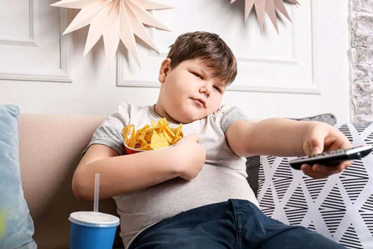 چه چیزی باعث چاقی کودکان میشود؟