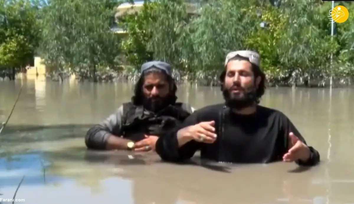 (ویدئو) دو مقام طالبان برای گزارش‌دهی تا کمر در سیل رفتند!