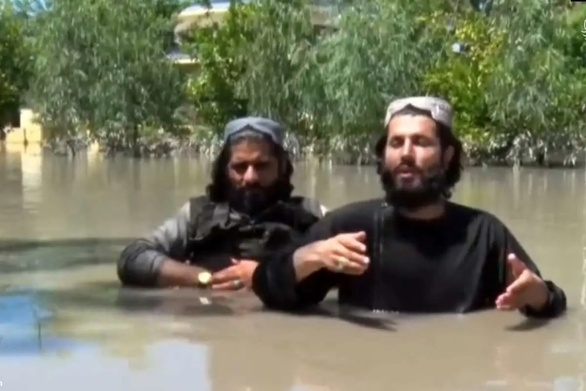 (ویدئو) دو مقام طالبان برای گزارشدهی تا کمر در سیل رفتند!