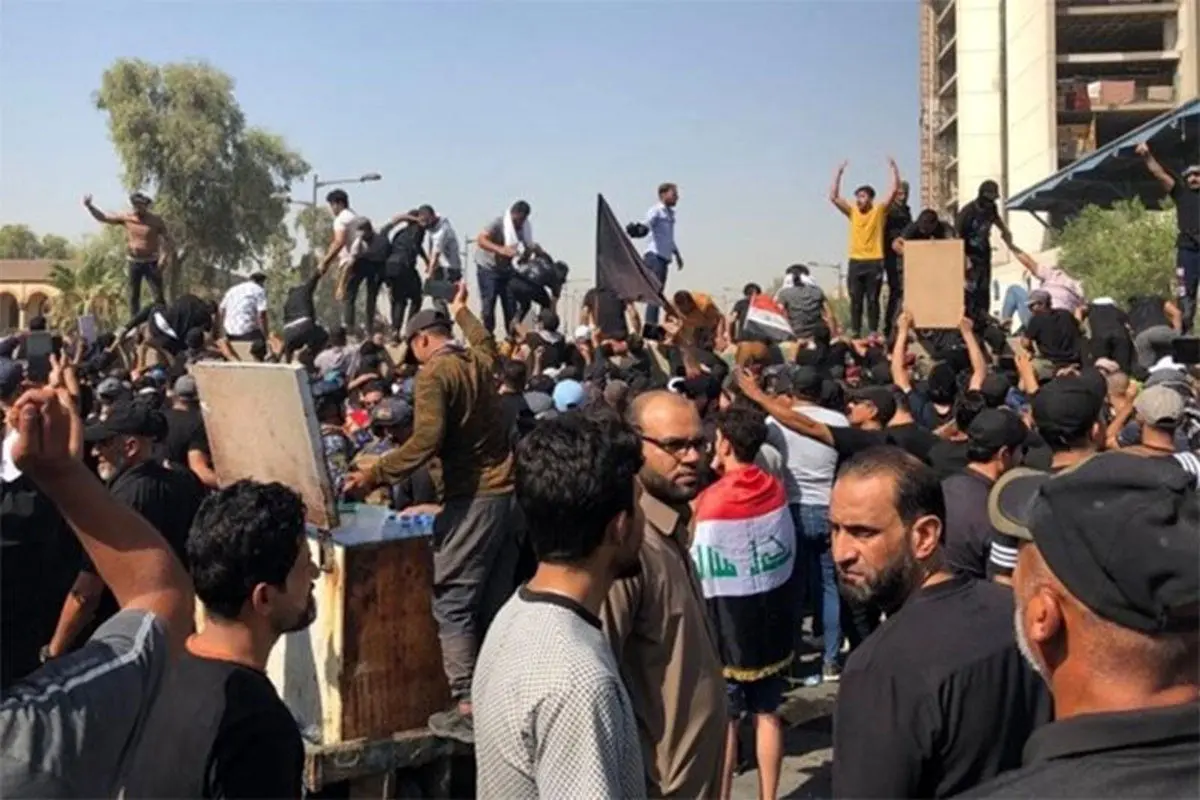 (ویدئو) بی‌حرمتی آشوبگران عراقی به تصویر شهید سلیمانی