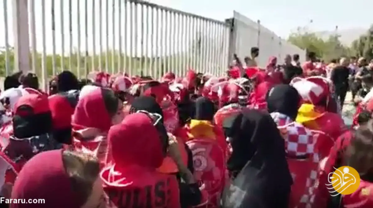 (ویدئو) حضور دختران پرسپولیسی مقابل ورزشگاه آزادی