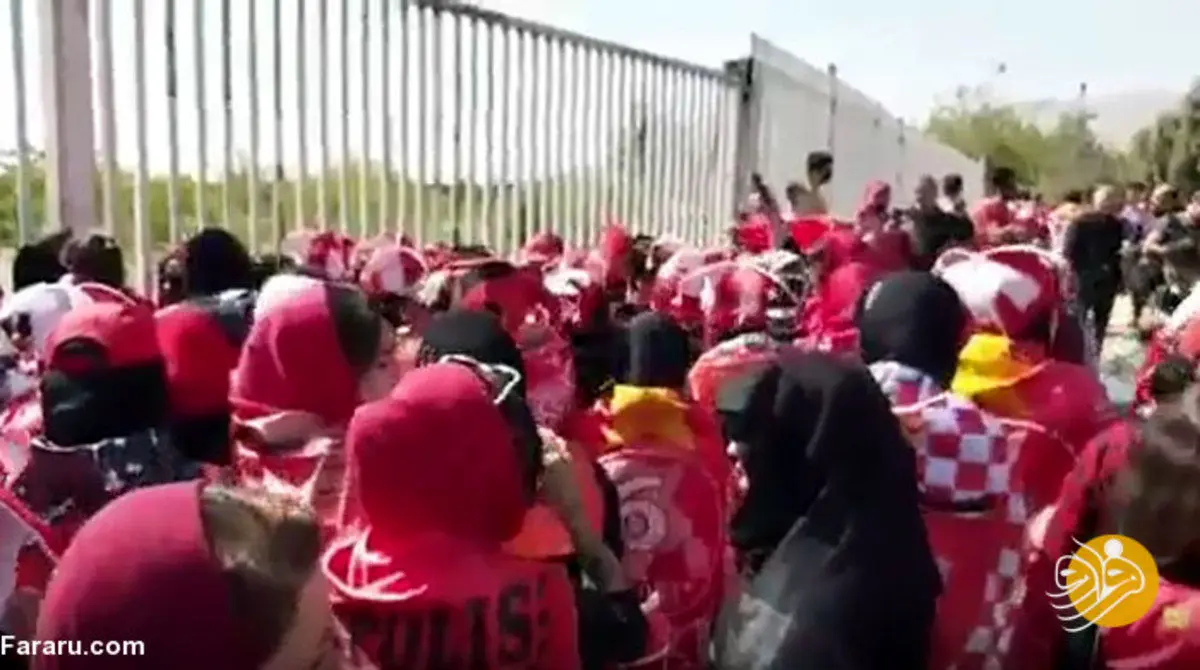 (ویدئو) حضور دختران پرسپولیسی مقابل ورزشگاه آزادی