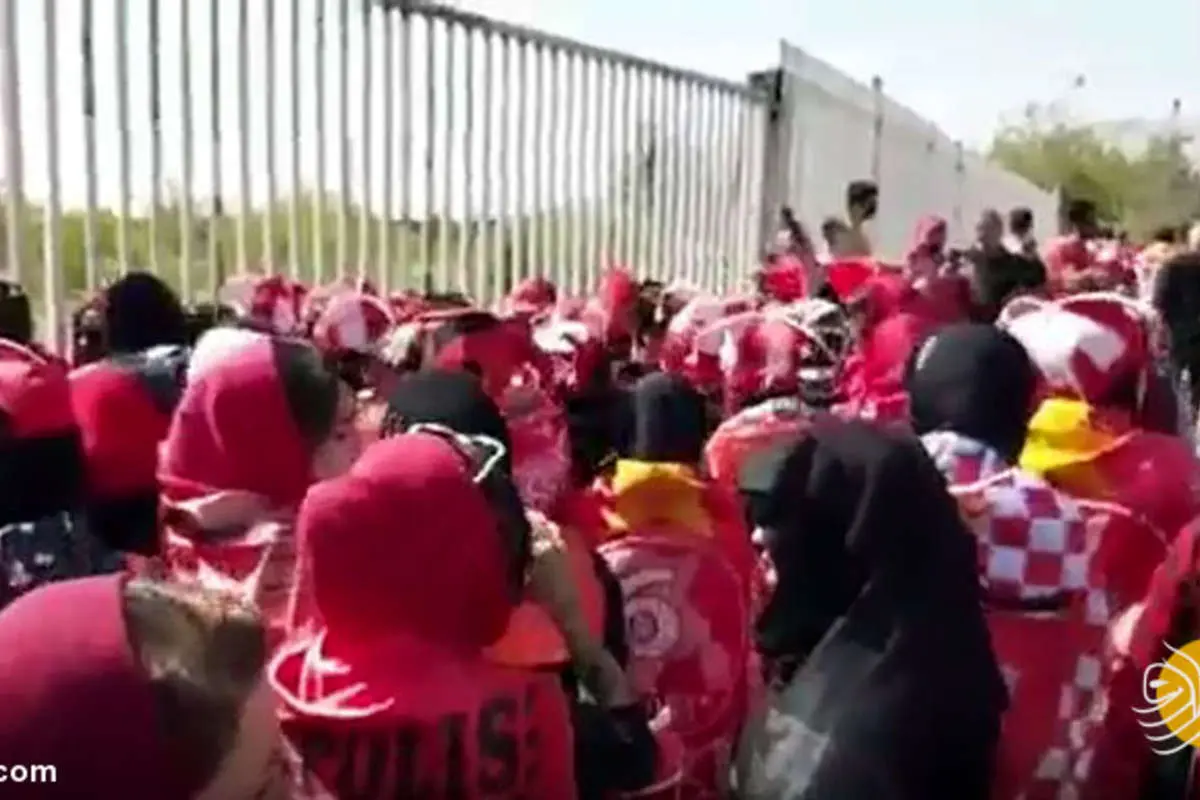 (ویدئو) حضور دختران پرسپولیسی مقابل ورزشگاه آزادی