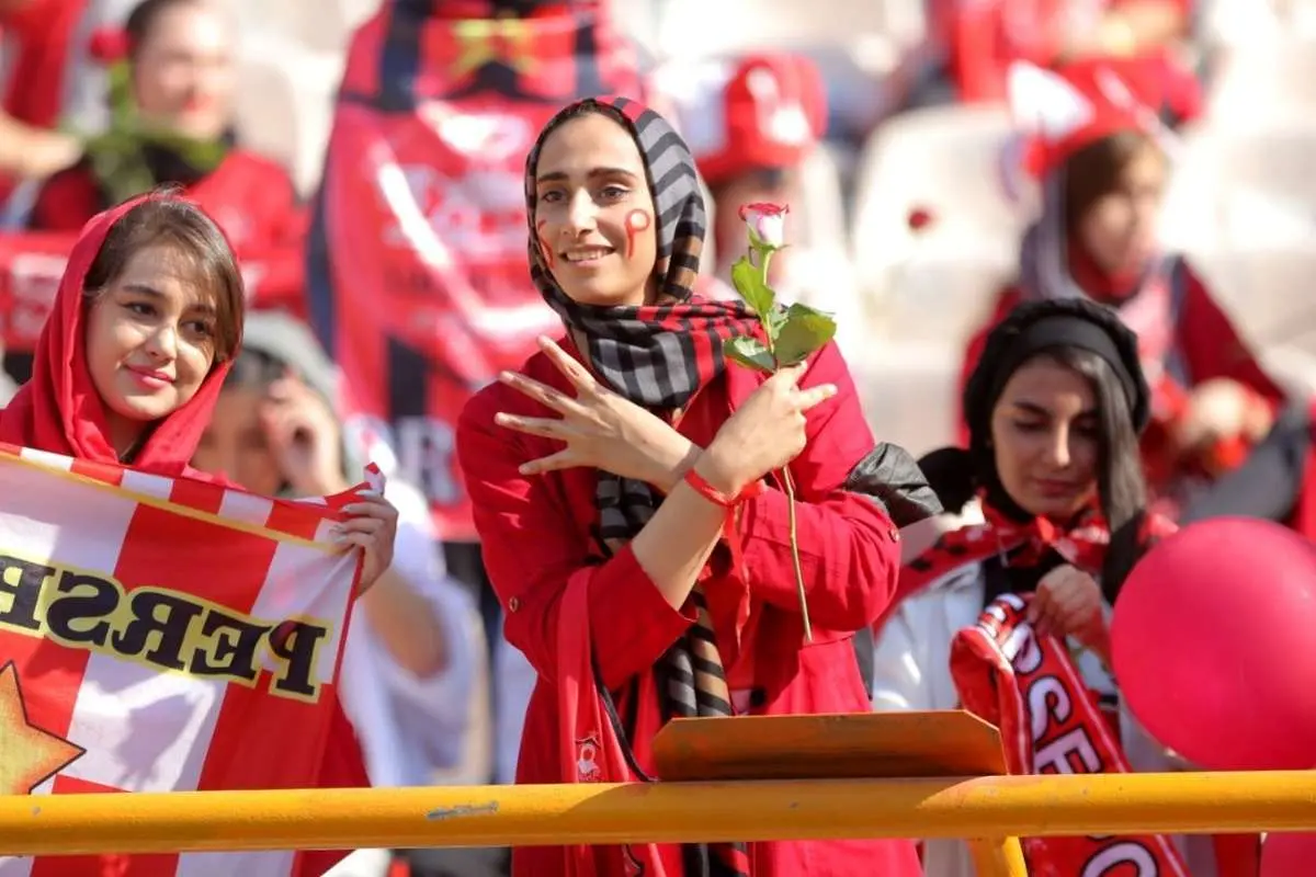 (تصاویر) اولین حضور دختران پرسپولیسی در ورزشگاه آزادی