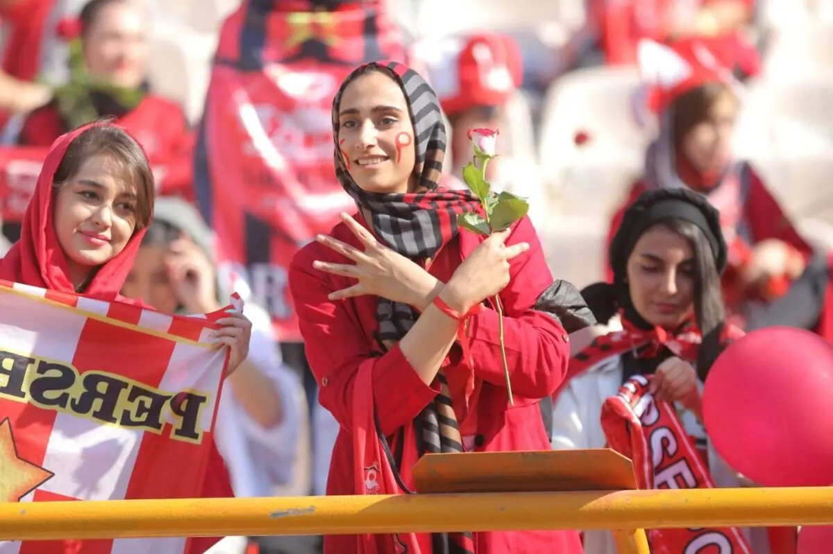 (تصاویر) اولین حضور دختران پرسپولیسی در ورزشگاه آزادی