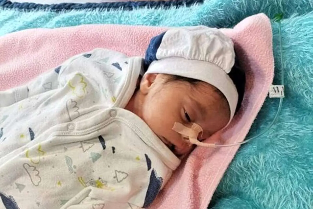 (عکس) رها کردن یک نوزاد معلول کنار شیرخوارگاه آمنه