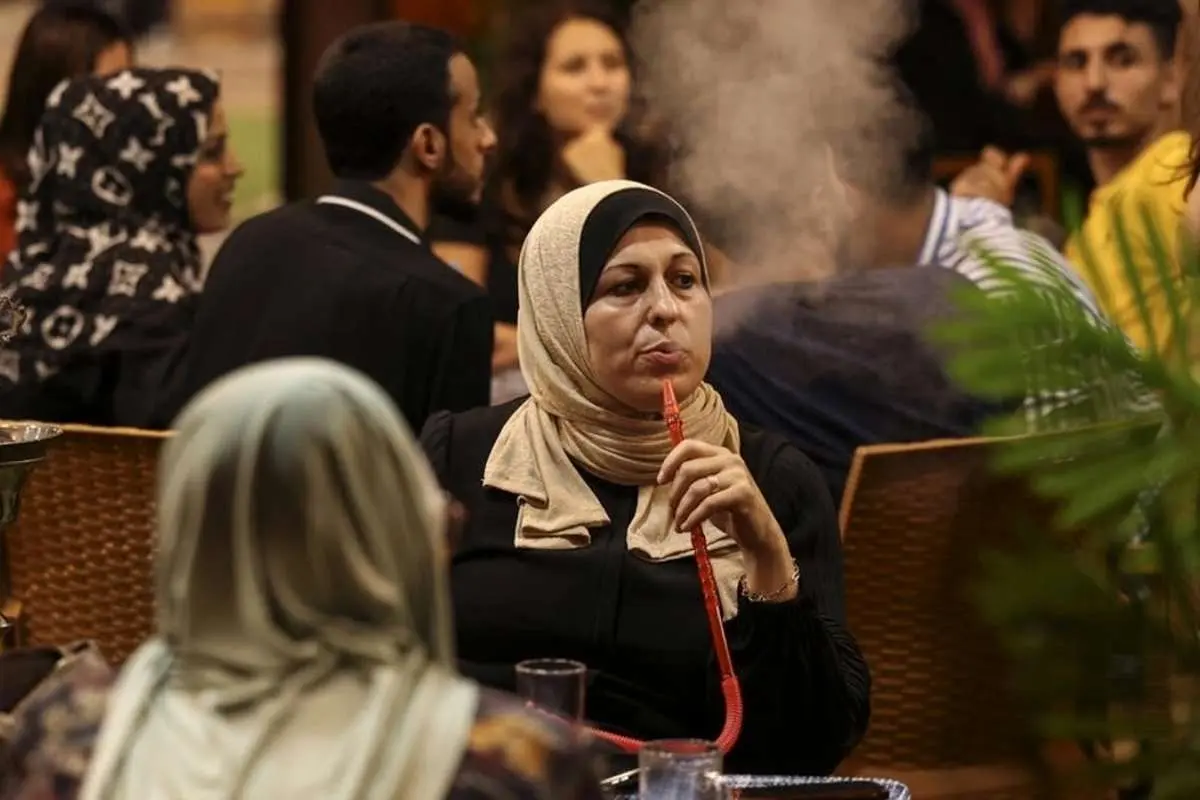 (عکس) زنان غزه شبهای تابستان در بیرون از خانه چه میکنند؟