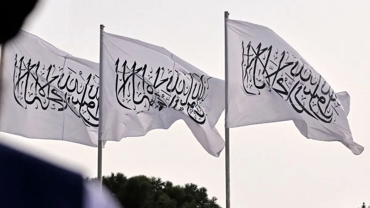 (ویدئو) پرچم طالبان در سفارت افغانستان در اسلام‌آباد به اهتزاز درآمد