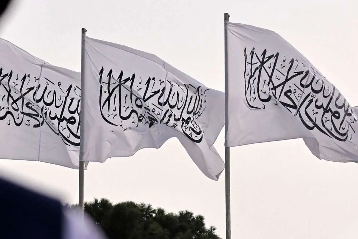 (ویدئو) پرچم طالبان در سفارت افغانستان در اسلامآباد به اهتزاز درآمد