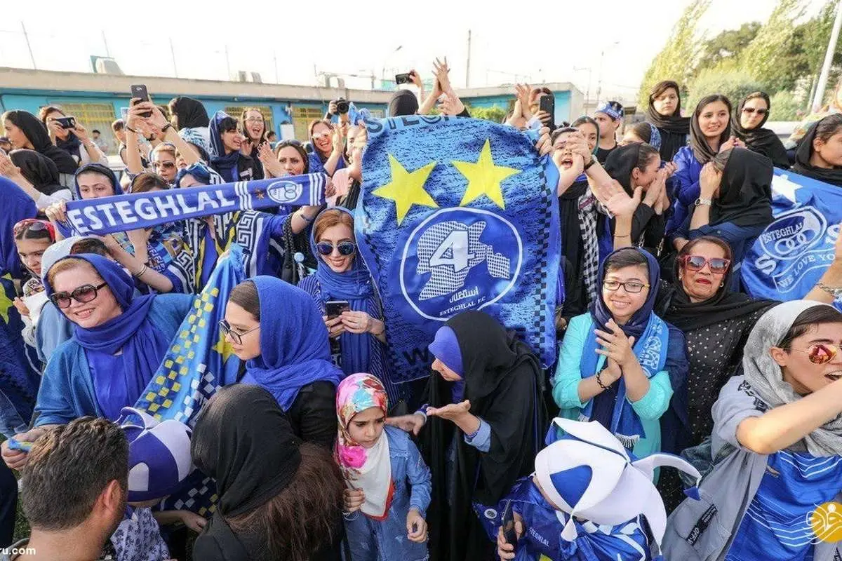 آغاز مشروط حضور بانوان در جایگاه تماشاچی؛ دختران استقلالی پیش به سوی ورزشگاه آزادی!