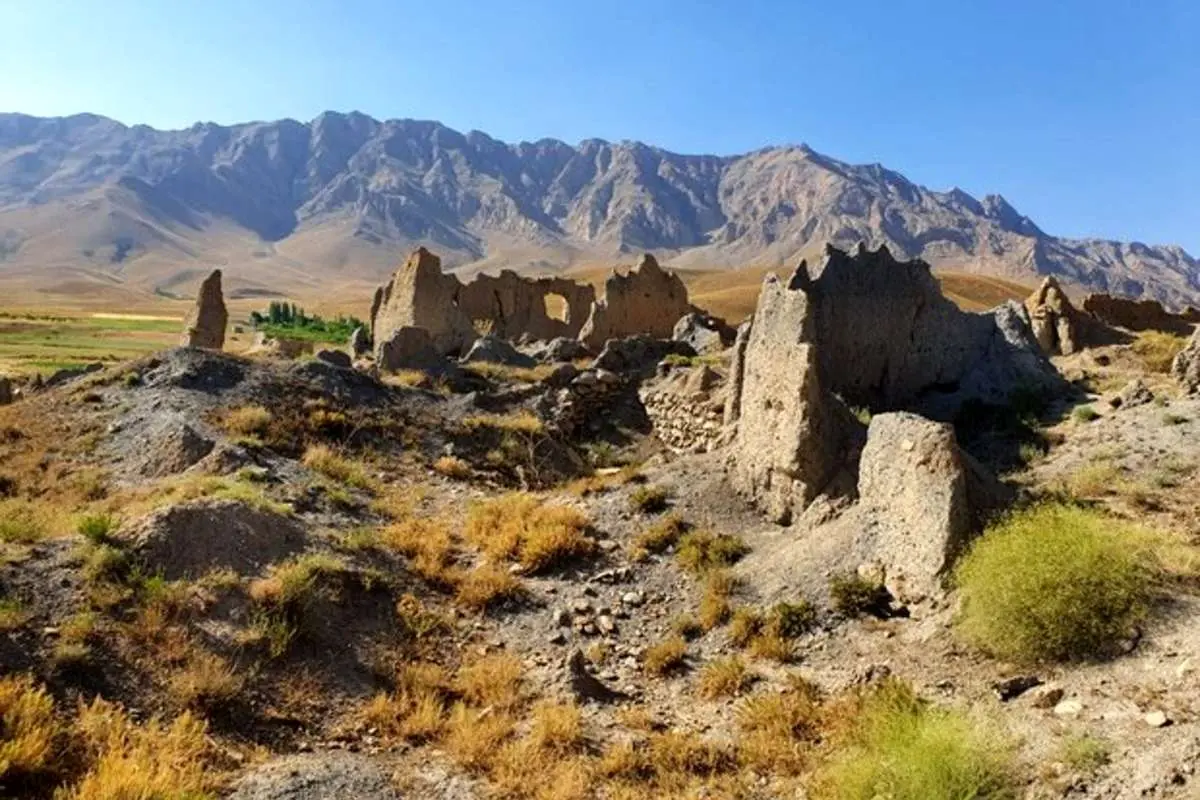 (تصاویر) روستایی متروک با سنگ قبر‌هایی سالم‌تر از خانه هایش!