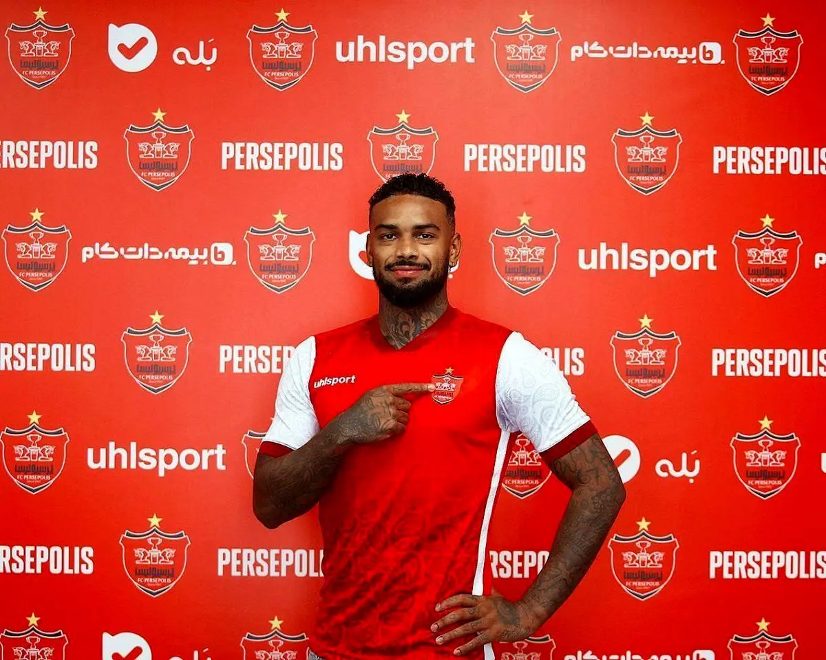 تصویری از لوکادیا به همراه زنان پرسپولیسی