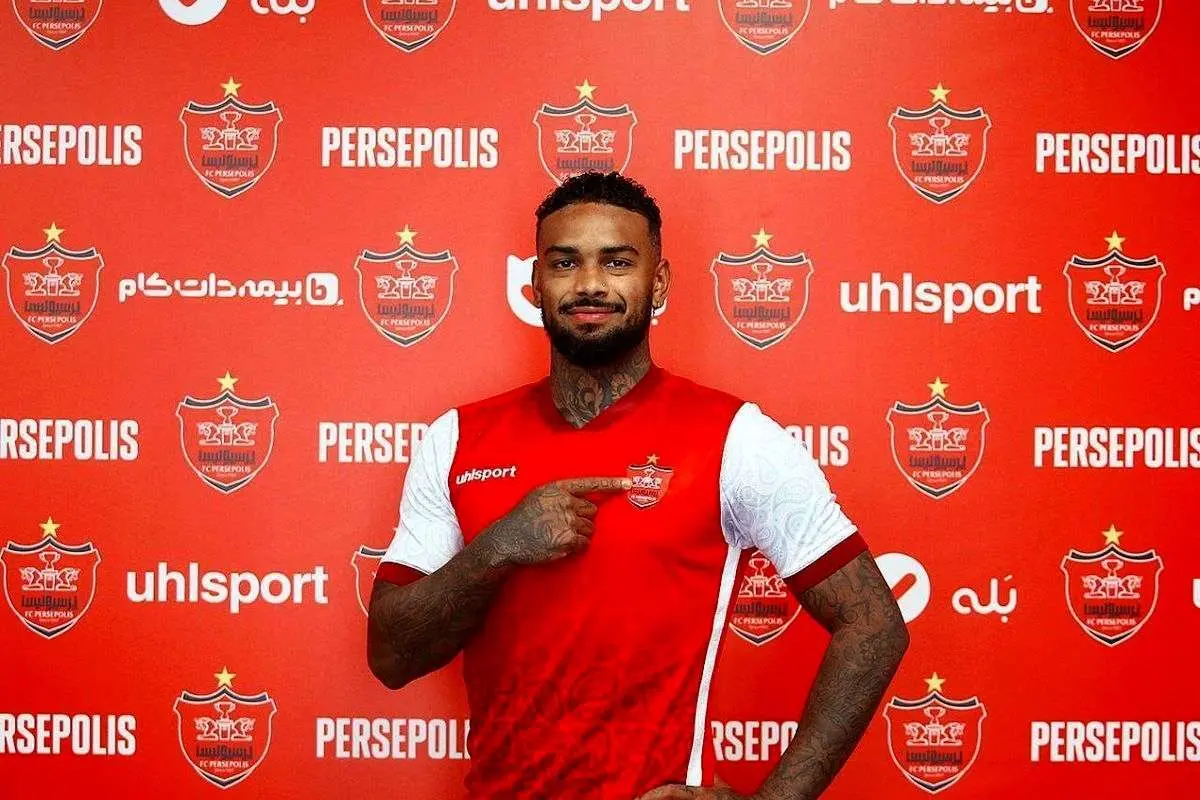 تصویری از لوکادیا به همراه زنان پرسپولیسی