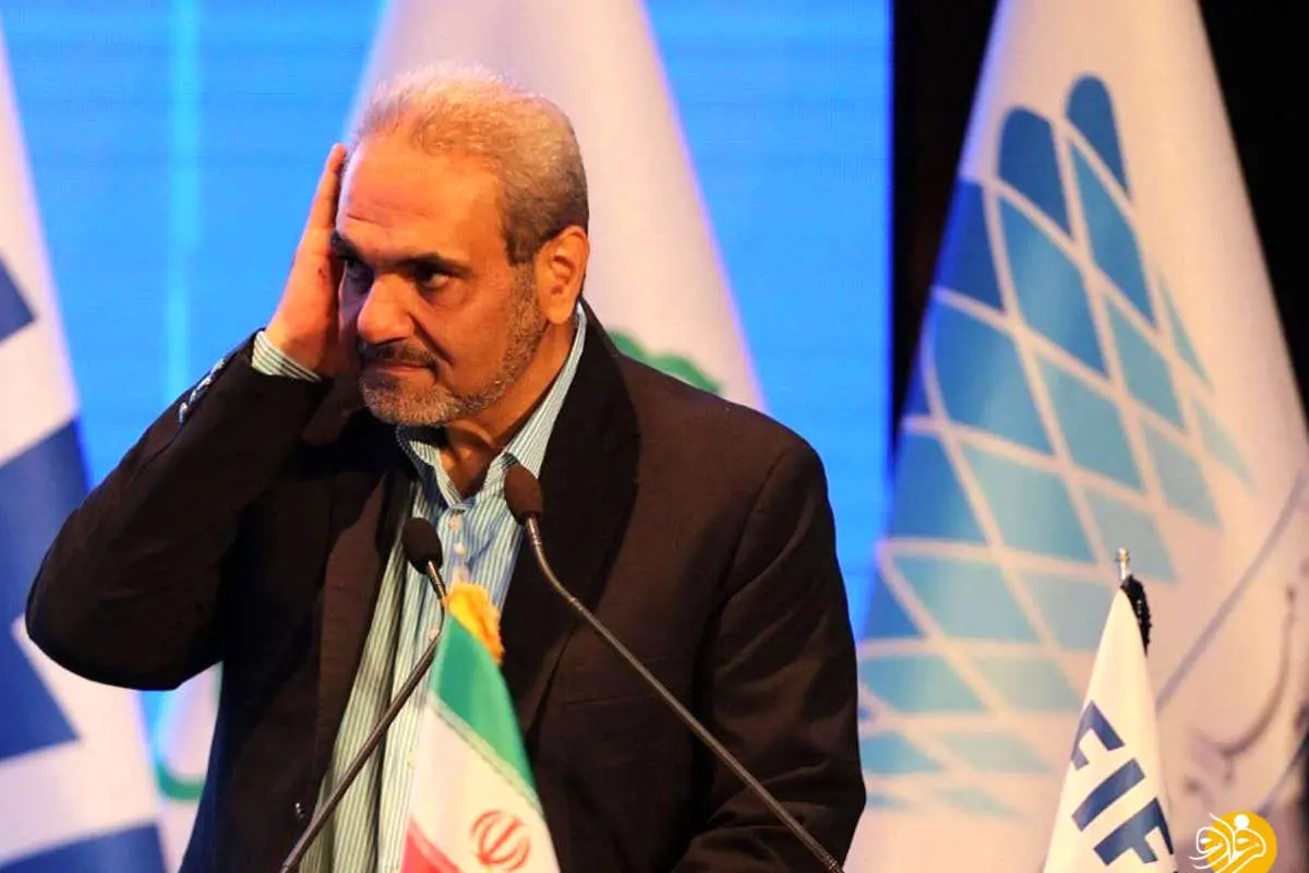(ویدئو) واکنش خیابانی به بینظمی در مراسم رونمایی از کاپ جام جهانی: اصلا من مقصرم، خاک عالم بر سر من!