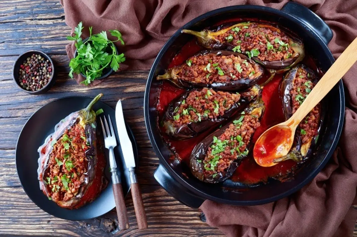 طرز تهیه بادمجان شکم پر، یک غذای حاضری و خوشمزه