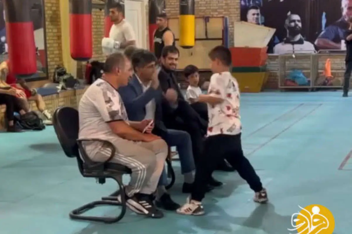 (ویدئو) تمرین جالب یک پسربچه با رئیس فدراسیون بوکس
