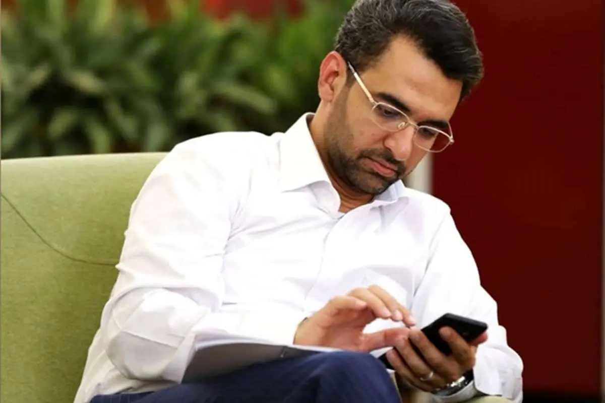 یادداشت آذری جهرمی درباره اینترنت ماهوارهای در نسل جدید گوشیها