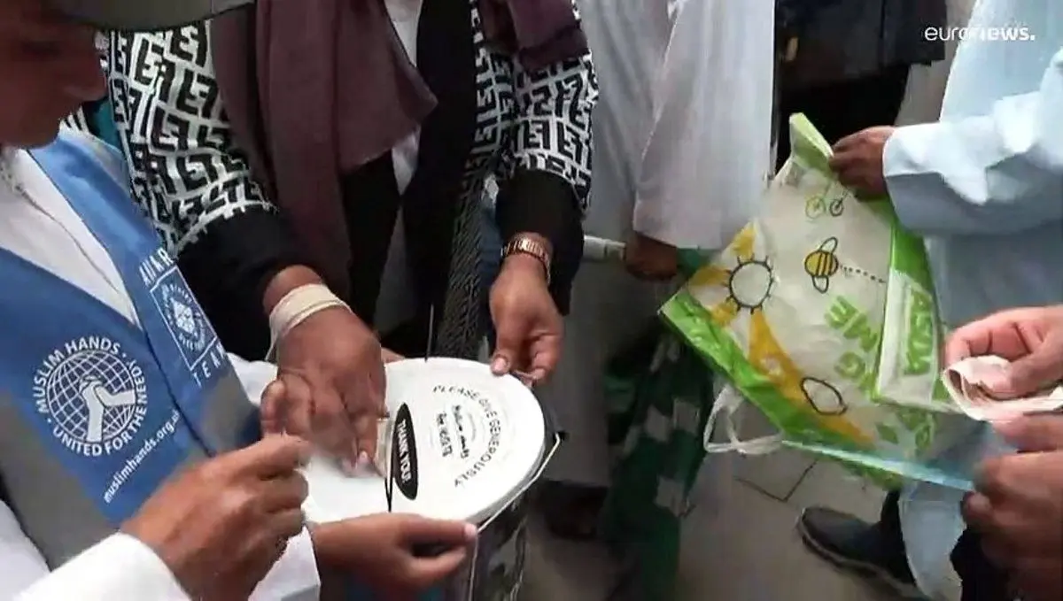(ویدئو) جمع آوری کمک مالی برای سیل‌زدگان پاکستان در نماز جمعه