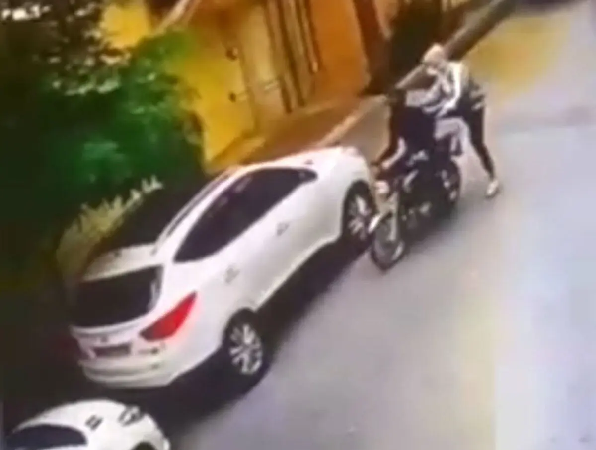 (ویدئو) لحظه سرقت آینه بغل خودروی شاسی‌بلند در ۵ ثانیه!