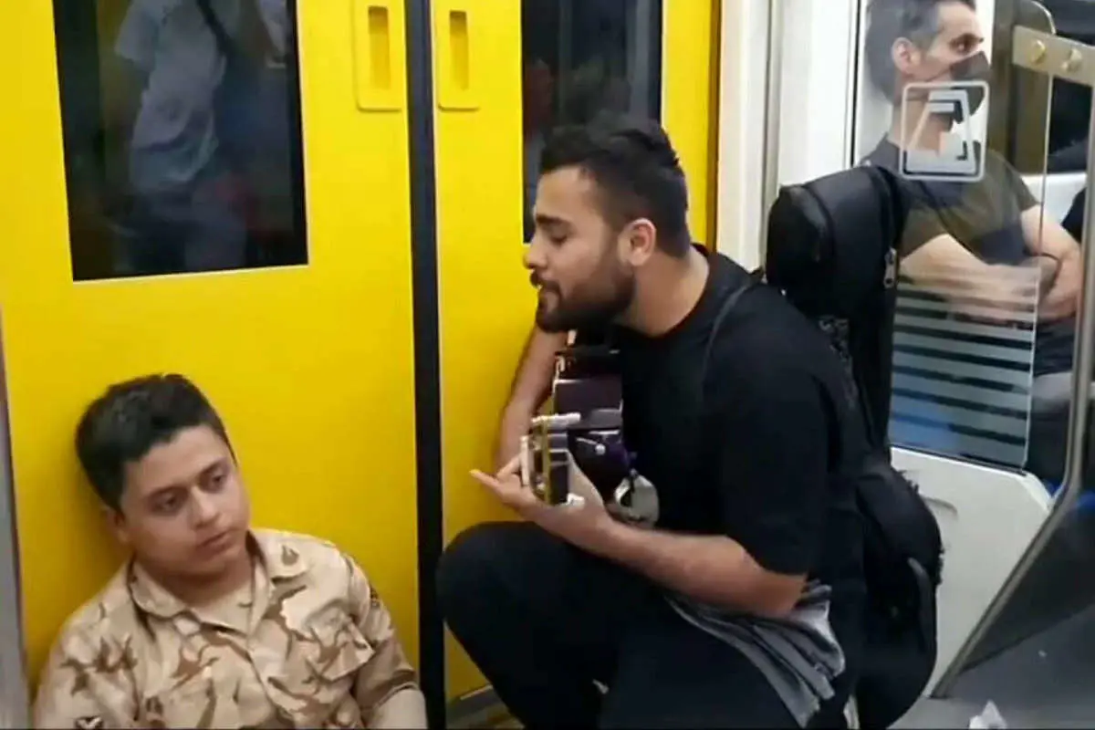 (ویدئو) دلداری جالب نوازنده به سرباز عاشق در مترو تهران!