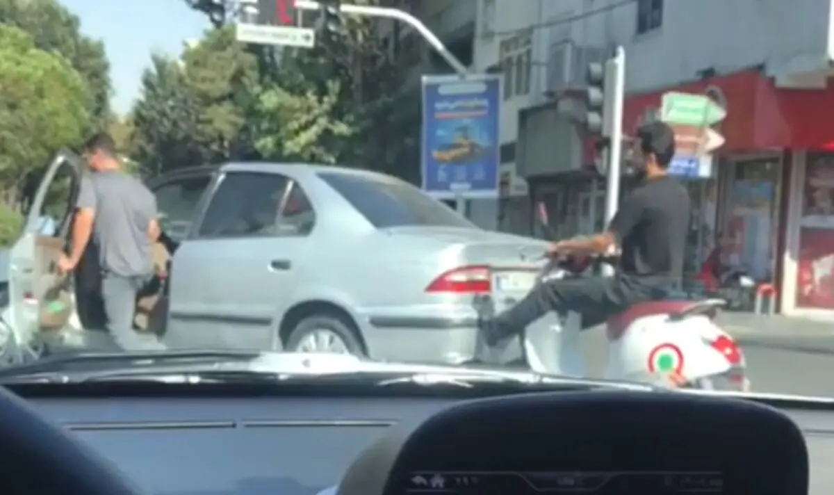 (ویدئو) اقدام عجیب راننده موتور؛ هل دادن سمند با پا در تهران