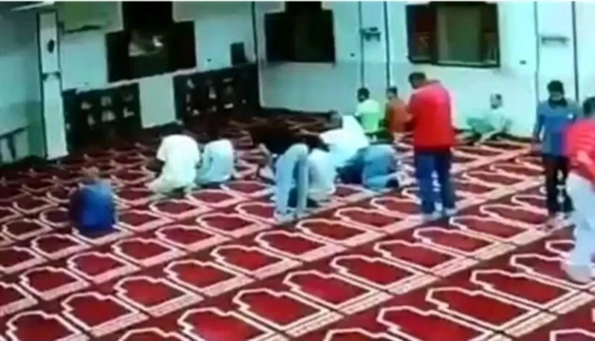 (ویدئو) لحظه مرگ یک نمازگزار در مسجد