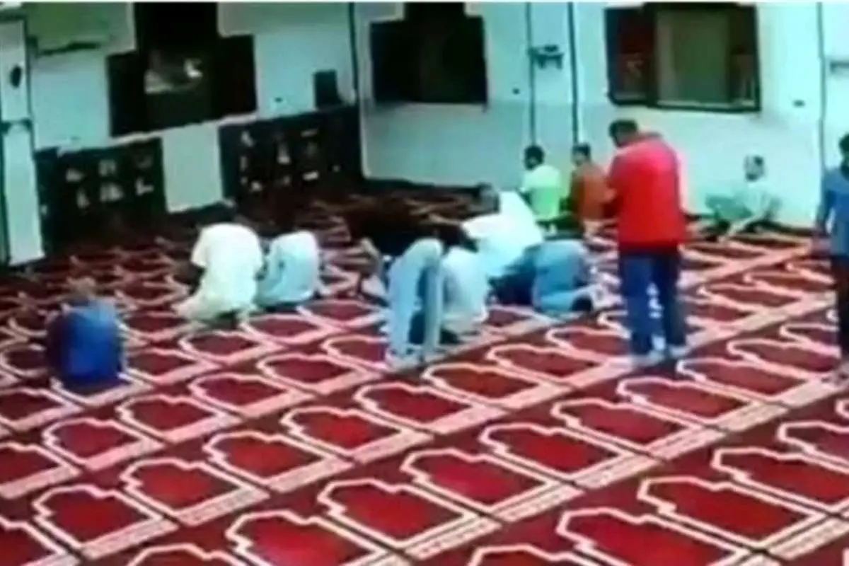 (ویدئو) لحظه مرگ یک نمازگزار در مسجد