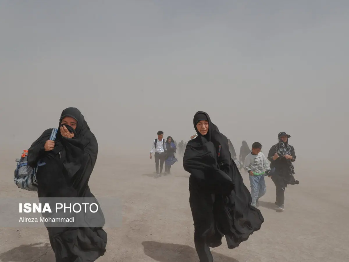 (تصاویر) زائران پیاده اربعین گرفتار در گرد و غبار