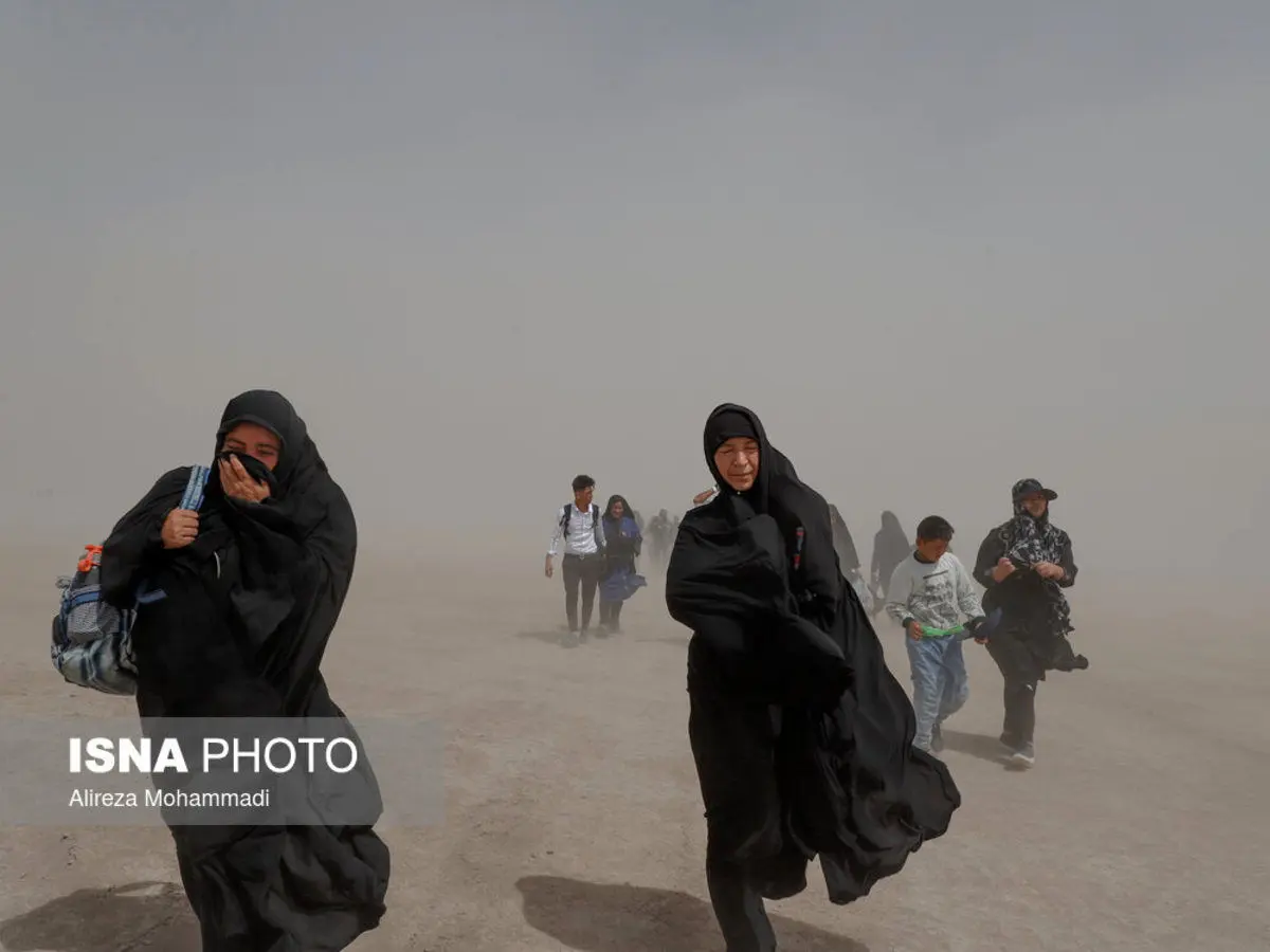 (تصاویر) زائران پیاده اربعین گرفتار در گرد و غبار