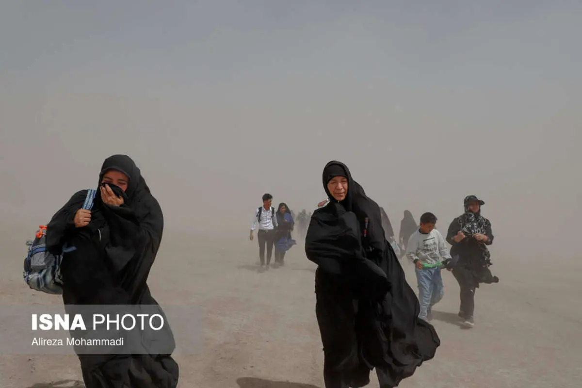 (تصاویر) زائران پیاده اربعین گرفتار در گرد و غبار